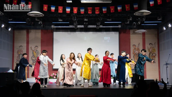 Chợ Xuân Bính Ngọ 2026 và đêm gala "Một vòng Việt Nam" được Hội Thanh niên sinh viên Việt Nam tại Paris (UEVP) tổ chức sôi động và trang trọng tại Trung tâm Văn hóa Việt Nam tại Pháp.