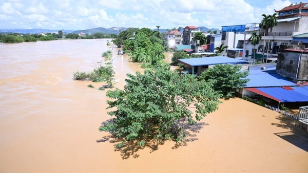 Khu vực gần cầu Bến Tượng qua sông Cầu thuộc phường Phan Đình Phùng, tỉnh Thái Nguyên bị ngập nặng. (Ảnh: TRẦN HẢI)