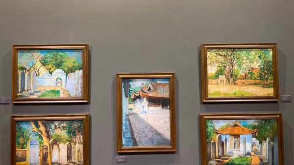 Triển lãm mở ra không gian giao thoa đầy ấn tượng giữa di sản và nghệ thuật khi quy tụ hơn 60 tác phẩm của 36 tác giả, bắc nhịp cầu kết nối từ những tên tuổi lớn như cố họa sĩ Trịnh Hữu Ngọc, cố họa sĩ Tô Ngọc Vân với các thế hệ họa sĩ trẻ đương đại.