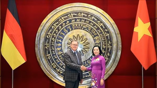 Phó Chủ tịch Quốc hội Nguyễn Thị Thanh đón Phó Chủ tịch Quốc hội Cộng hòa Liên bang Đức Bodo Ramelow. (Ảnh: TTXVN)