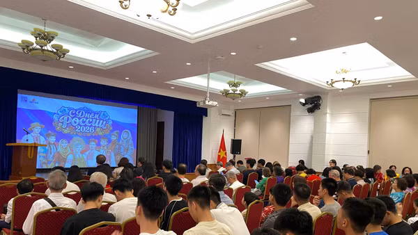 Không gian trang trọng của buổi lễ với sự tham gia của đông đảo đại biểu, khách mời. (Ảnh: Hà Thương)