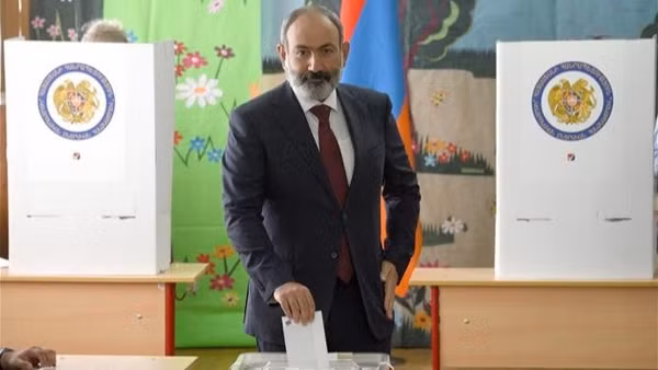 Thủ tướng Armenia Nikol Pashinyan bỏ phiếu tại một địa điểm bầu cử ở Yerevan, ngày 20/6/2021. (Ảnh minh họa: AFP/TTXVN)