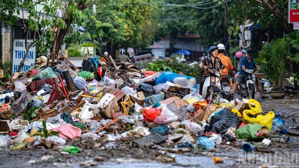 Theo ông Trần Minh Hoàng, Giám đốc Công ty cổ phần Môi trường và Đô thị Phú Yên, ngay sau khi nước rút, 400 công nhân của công ty đã làm việc liên tục, cơ bản giải quyết 6.000 tấn bùn và 1.500 tấn rác cồng kềnh.
