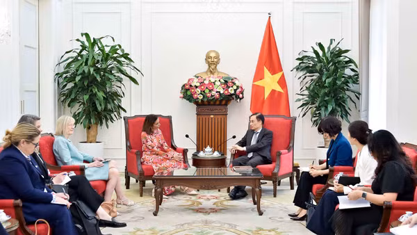 Hai bên tiếp tục phối hợp chặt chẽ tại ASEAN, hợp tác Mekong và các cơ chế khu vực, góp phần đưa quan hệ Đối tác Chiến lược Toàn diện Việt Nam-Australia phát triển ngày càng thực chất, hiệu quả và bền vững.