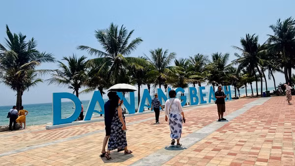 Du khách đi dạo tại thành phố biển Đà Nẵng. (Ảnh: NGỌC BÍCH)