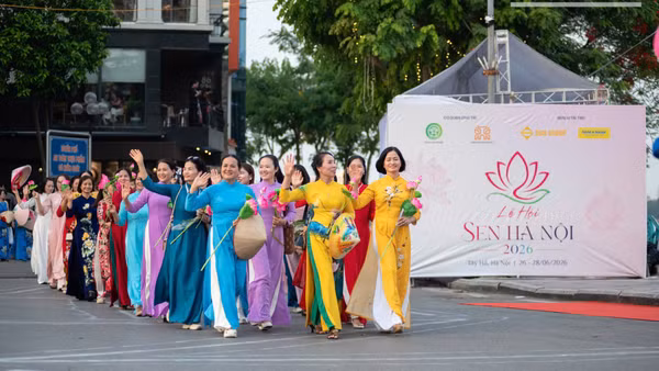 Cuộc diễu hành thu hút mọi lứa tuổi tham gia, cùng nhau tôn vinh văn hóa Thủ đô. Sự đồng lòng này đã thể hiện rõ tinh thần đoàn kết và tình yêu của người dân dành cho Hà Nội.