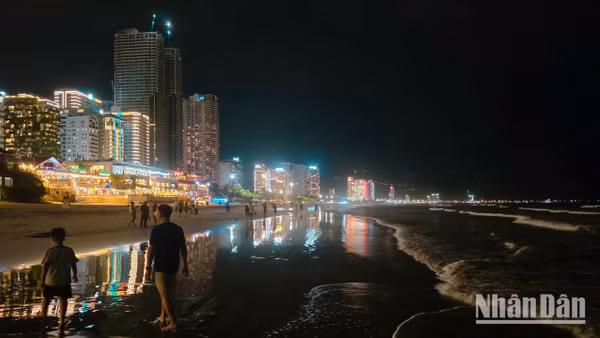 Ngoài chiêm ngưỡng danh thắng, du khách cũng đang có xu hướng mong muốn trở thành người "bảo hộ" cho vẻ đẹp của thiên nhiên. (Ảnh: MINH DUY)