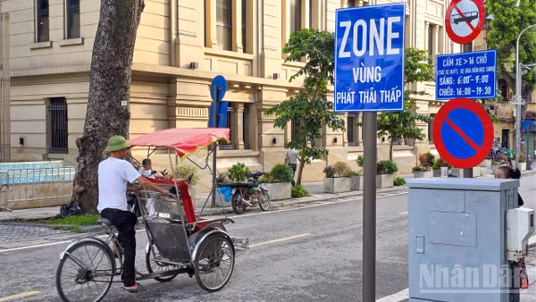 Biển “Vùng phát thải thấp” đã được lắp đặt trên nhiều tuyến phố "cửa ngõ" đi vào khu vực hạn chế. (Ảnh: MINH DUY)