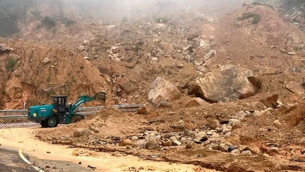 Nhiều đoạn đường trên đèo Khánh Lê-Khánh Sơn bị sạt lở nghiêm trọng. Lực lượng chức năng đang nỗ lực thu dọn đất đá để thông tuyến Quốc lộ 27C. (Ảnh: NGUYỄN TRUNG)