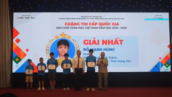 Trao giải nhất cho các học sinh từ khối 4 đến khối 9.