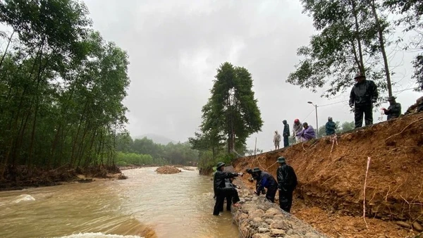 Các lực lượng khắc phục sạt lở bờ kè tại xã Hưng Lộc, thành phố Huế. (Ảnh: HOÀNG OANH)