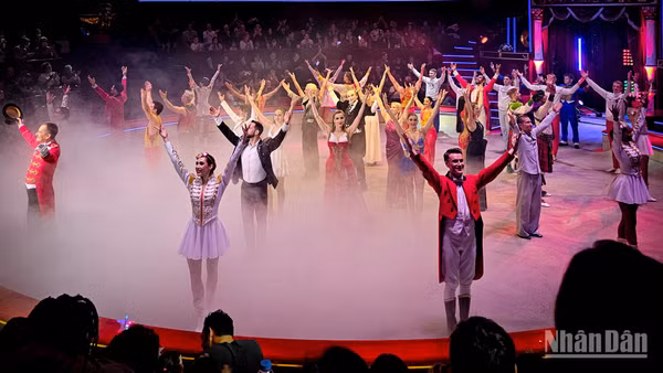 Không gian nghệ thuật với vải nhung đỏ và ánh đèn vàng rực rỡ. (Ảnh: MINH DUY)