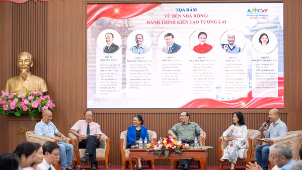 Các đại biểu chia sẻ trong buổi tọa đàm.