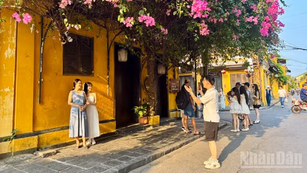 Du khách check-in tại phố cổ Hội An. (Ảnh: VẠN LƯU)