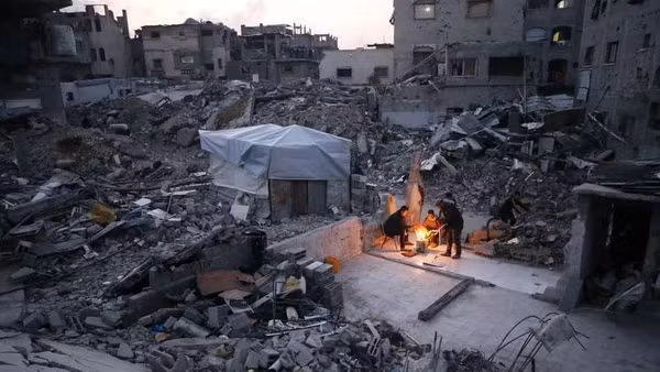 Người dân Palestine sống giữa đống đổ nát của những ngôi nhà bị phá hủy ở Jabalia, phía bắc Dải Gaza. (Ảnh: Tân Hoa xã)