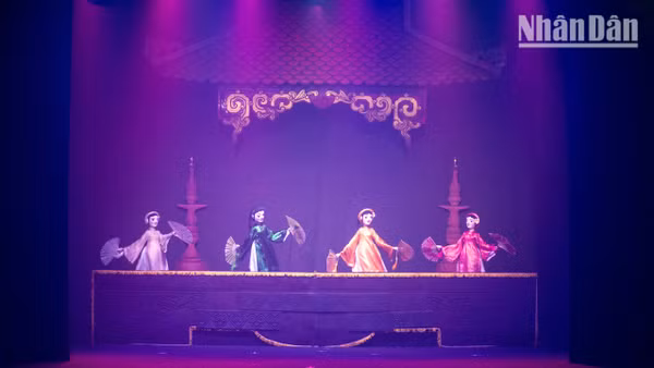 Chương trình giống như một “chuyến hành trình du ngoạn” đầy tính nghệ thuật khám phá những địa danh tiêu biểu nhất của Thủ đô.