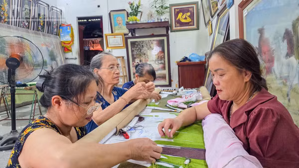 Người làm tại xưởng tranh thêu hoàn toàn thủ công của nghệ nhân Hoàng Thị Khương chủ yếu là trung niên đã gắn bó với nghề truyền thống từ ngày bé.