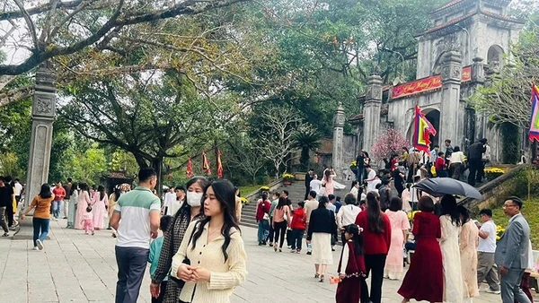 Thời tiết thuận lợi cho người dân du xuân.