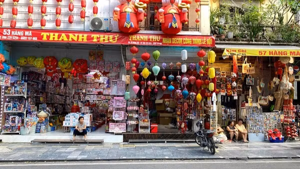Nhiều cửa hàng trên phố Hàng Mã rơi vào tình trạng buôn bán ế ẩm. (Ảnh: Trang Hà)