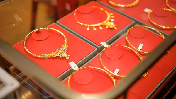 Giá vàng ngày 23/3: Chưa dừng đà “lao dốc”, giá vàng trong nước xuống mức 169 triệu đồng/lượng