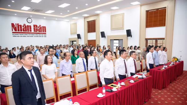 Đại biểu làm lễ chào cờ tại lễ mít-tinh kỷ niệm 101 năm ngày Báo chí Cách mạng Việt Nam. (Ảnh: MINH DUY)