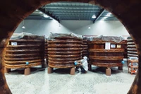 Một trong những xưởng ủ chượp làng nghề nước mắm Khúc Phụ.