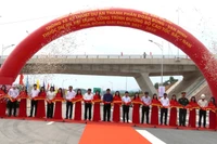 Các đại biểu cắt băng thông xe kỹ thuật dự án thành phần cao tốc bắc-nam phía đông đoạn Bùng-Vạn Ninh, tỉnh Quảng Bình.