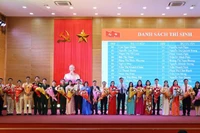 Lãnh đạo tỉnh Quảng Bình tặng hoa cho các thí sinh tham gia Hội thi Bí thư chi bộ giỏi cấp tỉnh năm 2023.