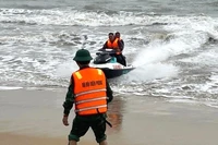 Lực lượng chức năng ở Quảng Bình dùng mô-tô nước đưa ngư dân bị chìm thuyền trên biển vào bờ.