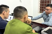 Công an tỉnh Quảng Bình thi hành lệnh giữ người trong trường hợp khẩn cấp đối với Mai Xuân Hữu (áo sọc). (Ảnh Công an cung cấp)