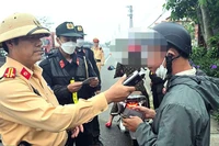 Cảnh sát giao thông, Công an Quảng Bình kiểm tra nồng độ cồn đối với người điều khiển xe máy.