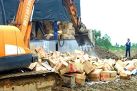 Cục Quản lý thị trường Quảng Bình phối hợp các đơn vị tiêu hủy hàng hóa nhập lậu, không rõ nguồn gốc.