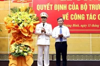 Ủy viên Trung ương Đảng, Bí thư Tỉnh ủy Quảng Bình Vũ Đại Thắng tặng hoa chúc mừng Đại tá Nguyễn Thanh Liêm, tân Giám đốc Công an tỉnh.