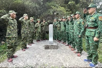 Lực lượng bảo vệ biên giới 2 nước Việt Nam và Lào làm lễ chào cột mốc quốc giới.