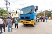 Hiện trường vụ tai nạn trưa nay tại thị trấn Quy Đạt, tỉnh Quảng Bình. (Ảnh: XP)