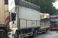 Hiện trường vụ tai nạn liên hoàn trên tuyến tránh lũ Quốc lộ 1 ở Quảng Bình chiều nay.