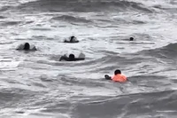 Tàu cá bị chìm, các ngư dân trên tàu cá Nam Định bám vào mũi tàu và bơi trên biển chờ ứng cứu.