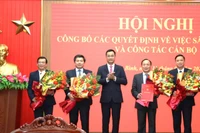 Bí thư Tỉnh ủy Quảng Bình Lê Ngọc Quang trao quyết định và tặng hoa cho Bí thư và các phó Bí thư Đảng ủy các cơ quan Đảng tỉnh 