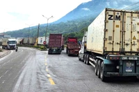 Các phương tiện di chuyển trên đoạn đường qua cửa khẩu quốc tế Cha Lo khá chậm.