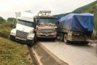 Hiện trường vụ tai nạn trên Quốc lộ 12A gây tắc đường từ Quảng Bình sang nước bạn Lào.