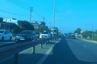 Quốc lộ 1 đoạn qua cầu Gianh ùn ứ phương tiện theo chiều từ bắc vào nam.