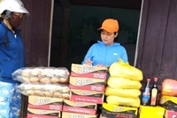 Người dân thôn Lộc Thượng, xã An Thủy, huyện Lệ Thủy, tỉnh Quảng Bình mở điểm quyên góp, ủng hộ về lương thực, thượng phẩm cho nhân dân vùng bị thiên tai các tỉnh phía bắc (Ảnh: CTV)