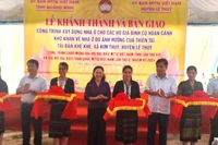Các đại biểu cắt băng khánh thành, bàn giao 41 nhà cho bà con ở bản Khe Khế, xã Kim Thủy.