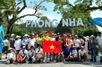Du khách chụp ảnh lưu niệm trước khi xuống thuyền tham quan động Phong Nha và động Tiên Sơn.