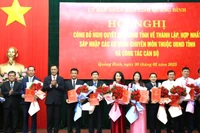 Lãnh đạo tỉnh Quảng Bình trao các quyết định về công tác cán bộ sau khi hợp nhất, sáp nhập các cơ quan chuyên môn của tỉnh