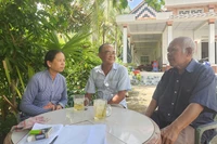 Ông Danh Chương (ngồi bên phải) gặp gỡ, lắng nghe người dân trên địa bàn. (Ảnh QUỐC TRINH)