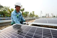 Lắp đặt pin năng lượng mặt trời áp mái tại Nhà máy Nước mặt Sông Đuống (Hà Nội) do Tập đoàn AquaOne đầu tư. (Ảnh TRẦN TUẤN)