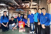 Đoàn viên thanh niên Đà Nẵng thăm, tặng quà hộ gia đình đặc biệt khó khăn ở huyện Nam Đông, tỉnh Thừa Thiên Huế.