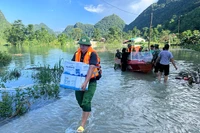 Lực lượng vũ trang vận chuyển nhu yếu phẩm cứu trợ người dân vùng ngập lũ.