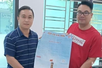 Văn phòng đại diện Báo Nhân Dân tại tỉnh Thái Bình trao tặng ấn phẩm đặc biệt "Cột cờ Hà Nội" cho Thư viện tỉnh Thái Bình.